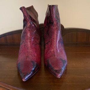 Beautiful DESIGNER JIMMY CHOO Snake skin ankle boots. Size 40
